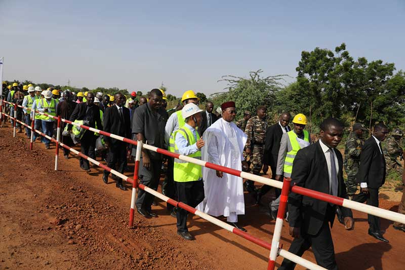 尼日尔共和国总统视察公司援尼日尔第三大桥项目