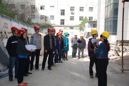 公司组织青年员工代表参观新办公楼施工现场 