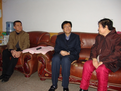 公司領導探望離退休及病困職工 