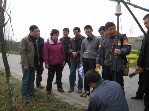 王麗副總經(jīng)理兼總工帶隊(duì)檢查外業(yè)工作 王麗副總經(jīng)理兼總工帶隊(duì)檢查外業(yè)工作