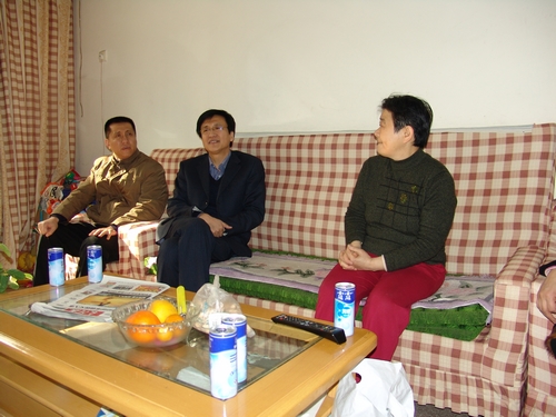 公司領導探望離退休及病困職工 