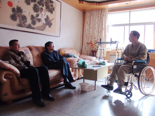 公司領導探望離退休及病困職工 