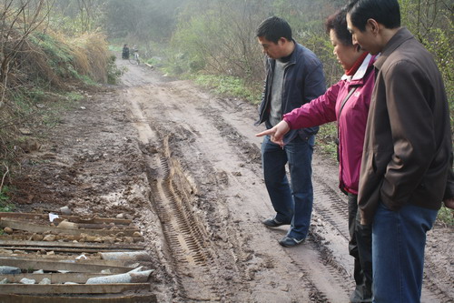 王麗副總經(jīng)理兼總工帶隊(duì)檢查外業(yè)工作 王麗副總經(jīng)理兼總工帶隊(duì)檢查外業(yè)工作