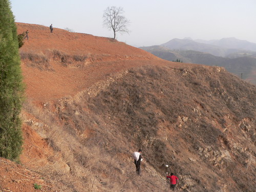 王麗副總經(jīng)理兼總工帶隊(duì)檢查外業(yè)工作 