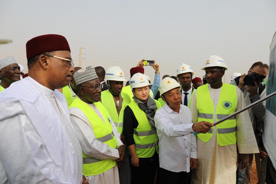 尼日尔总统视察公司参建的援尼日尔第三大桥项目