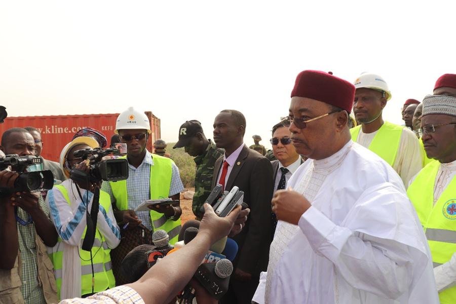 尼日尔总统视察公司参建的援尼日尔第三大桥项目