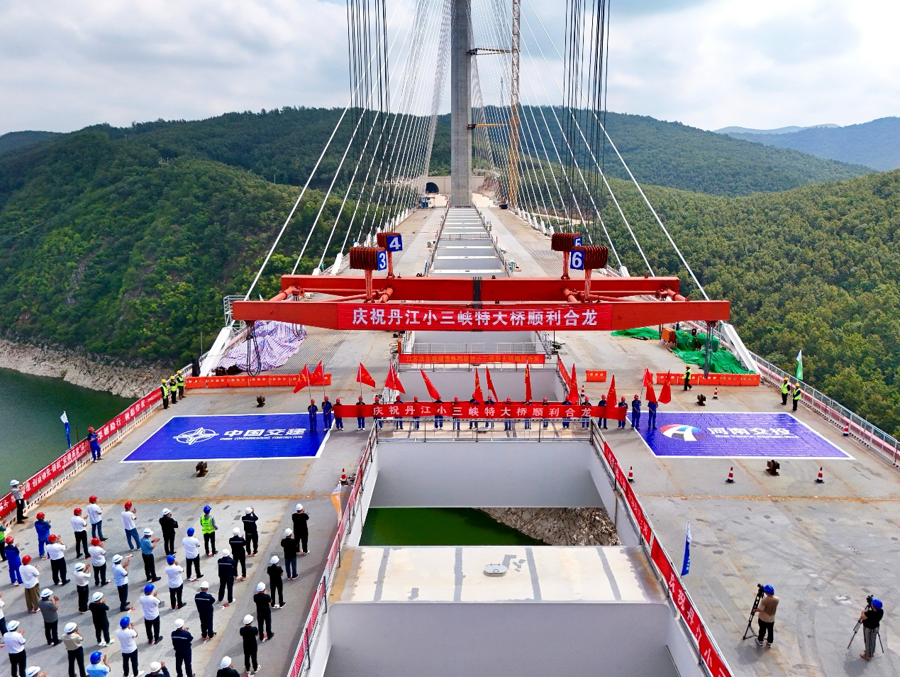 河南省最大跨徑斜拉橋——丹江小三峽特大橋成功合龍 河南省最大跨徑斜拉橋——丹江小三峽特大橋成功合龍