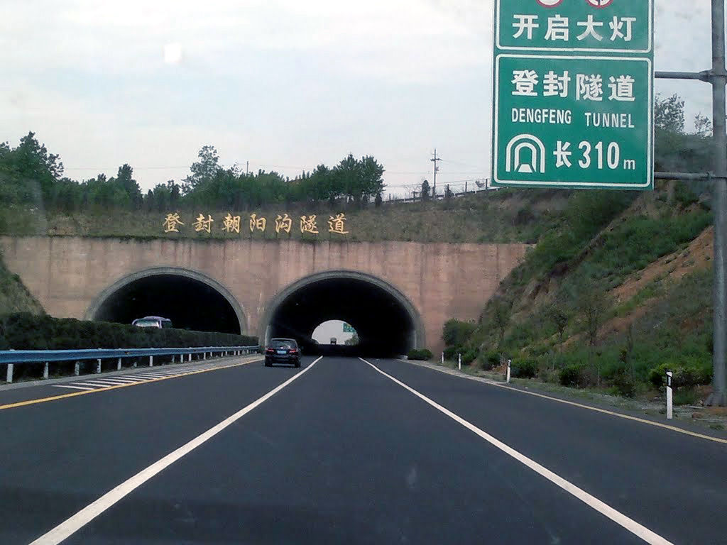 禹州至登封段高速公路双向六车道超大断面浅埋隧道设计